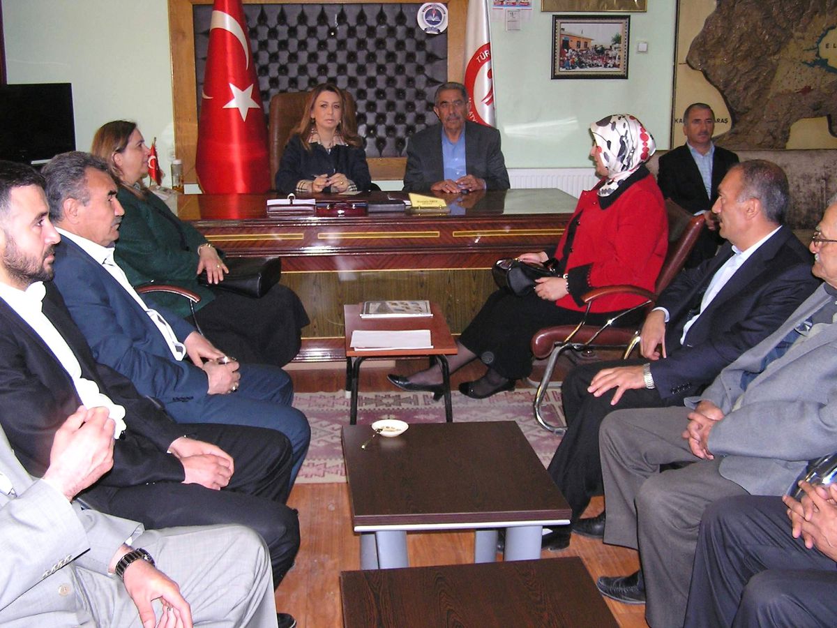 AK Parti Malatya Milletvekili Öznur Çalık, Muhtarlar Derneği\'ni Ziyaret Etti