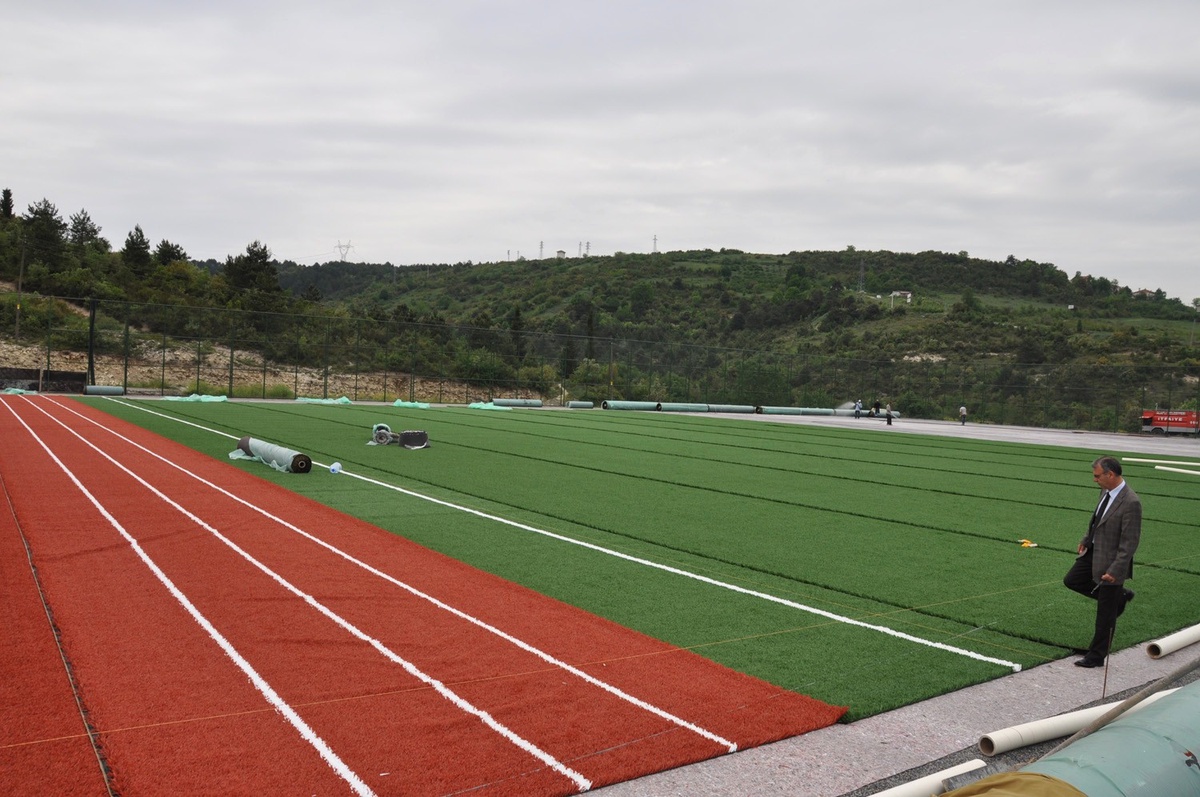Alaplı Futbol Sahasında Sentetik Çim Kaplama Çalışması