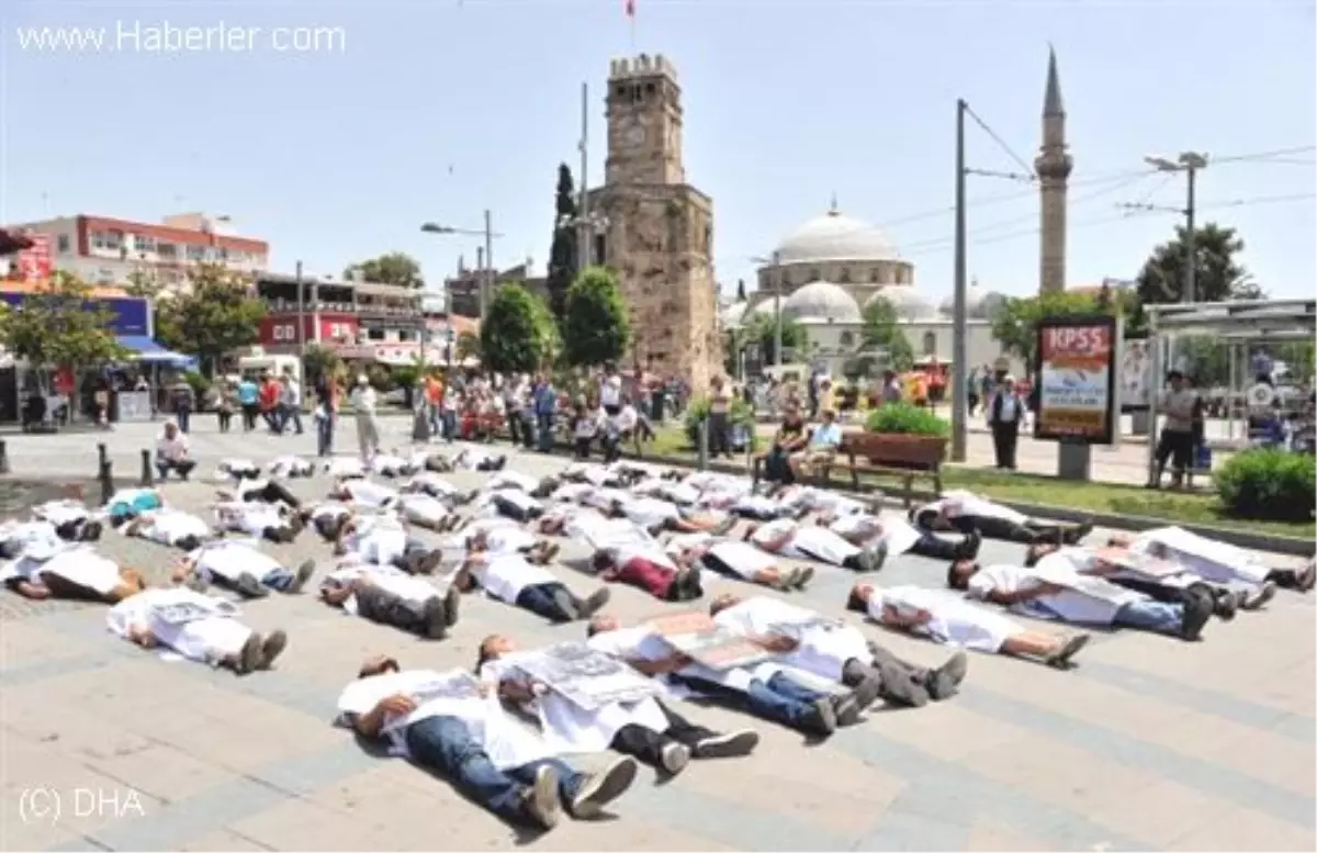 Antalya\'da Kefenli Protesto