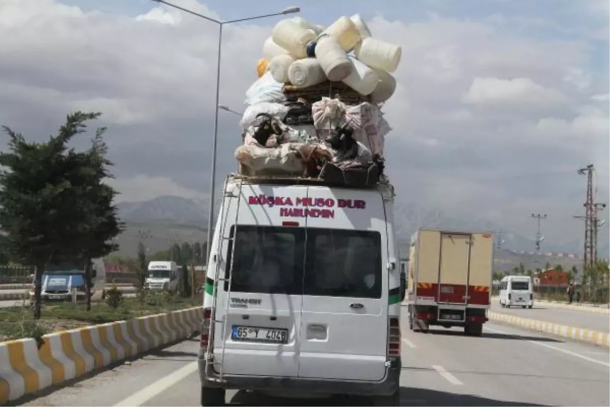 Aracın Üstüne Eşya ve Keçi İstifledi