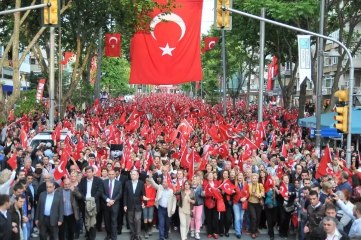 Bağdat Caddesi\'nde Gençlik Yürüyüşü