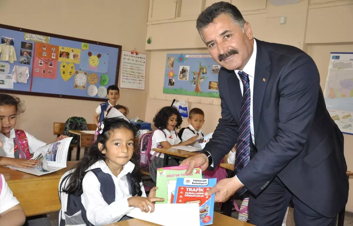 Başkan Tuna Öğrencilere Trafik Kitabı Dağıttı