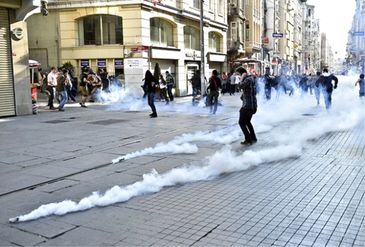 Beyoğlu\'nda İzinsiz Gösteriye Polisten Müdahale