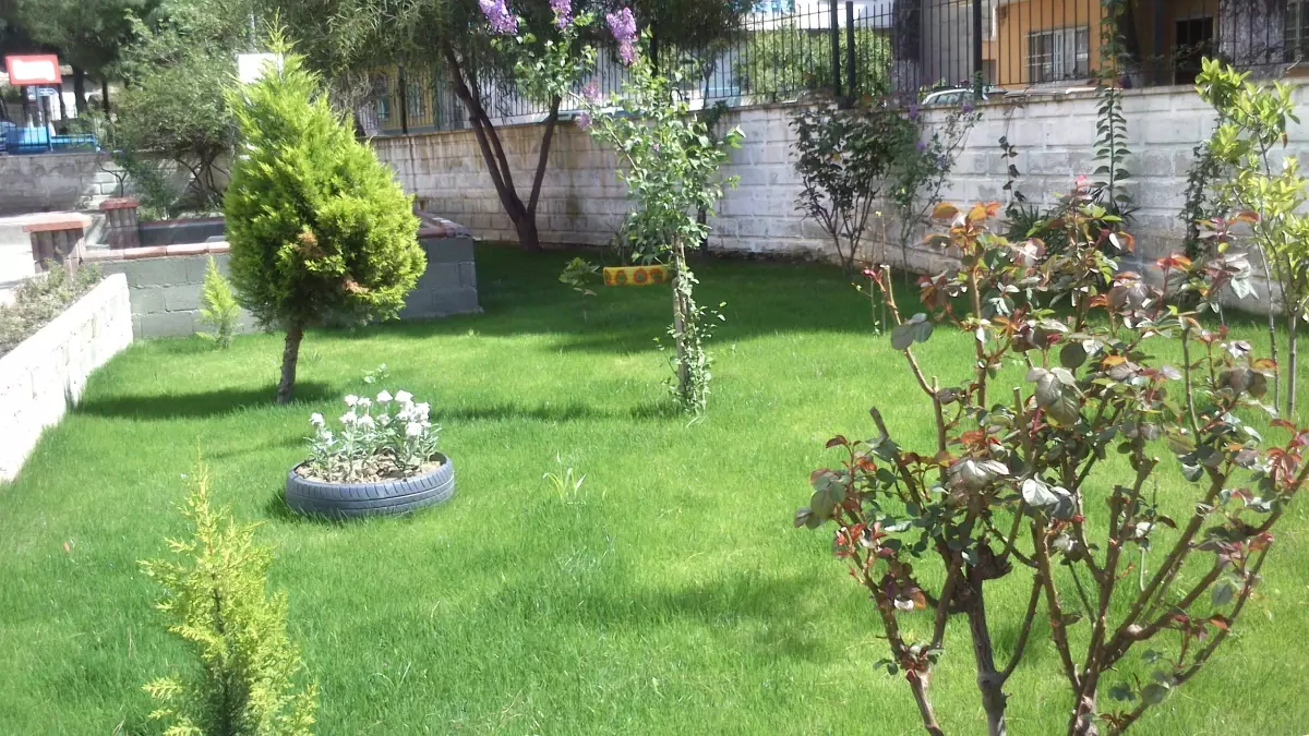 Buharkent Zafer Ortaokulu Bahçesini Güzelleştirdi