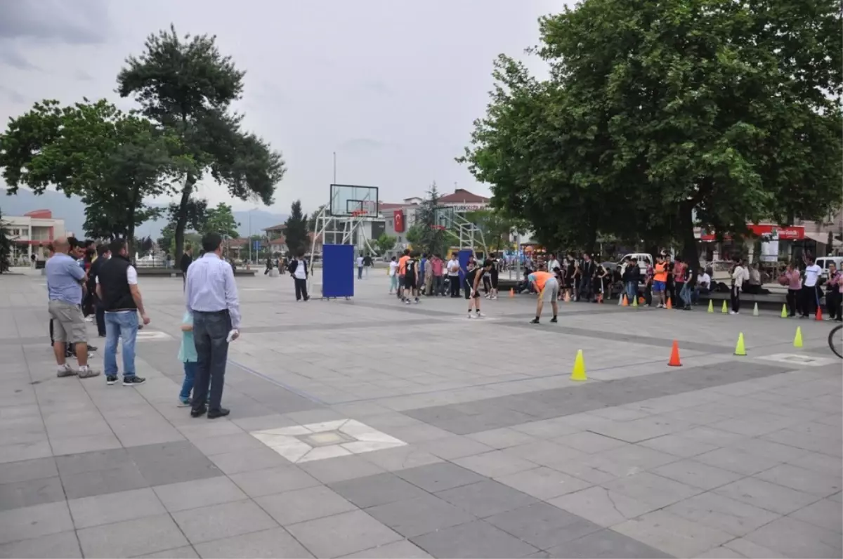 Düzce Anıtpark\'ta Streetball Heyecanı