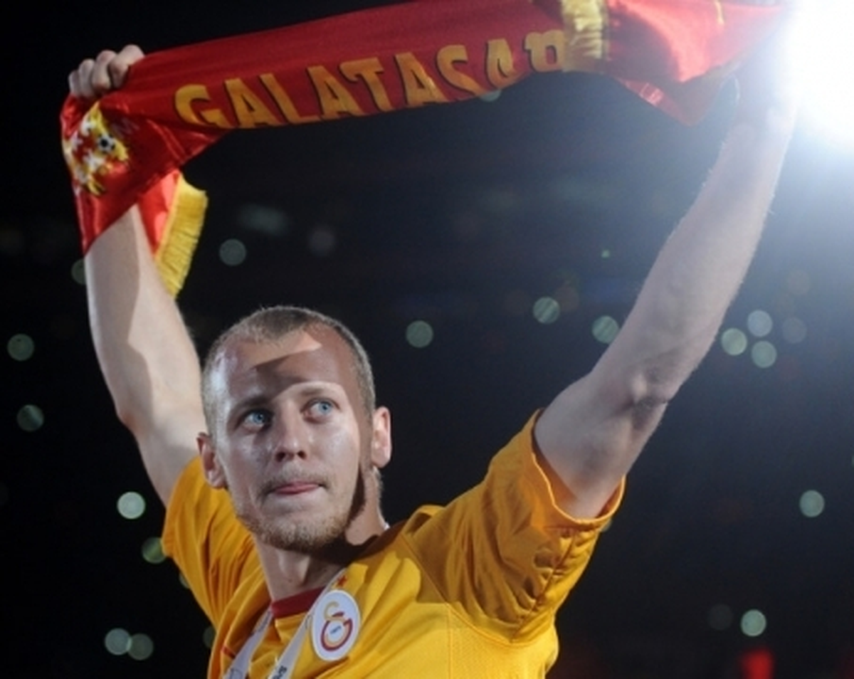Galatasaraylı Futbolcu Semih Kaya."Takımımız, Camiamız ve Taraftarımızla Çok Mutlu Bir Gün...