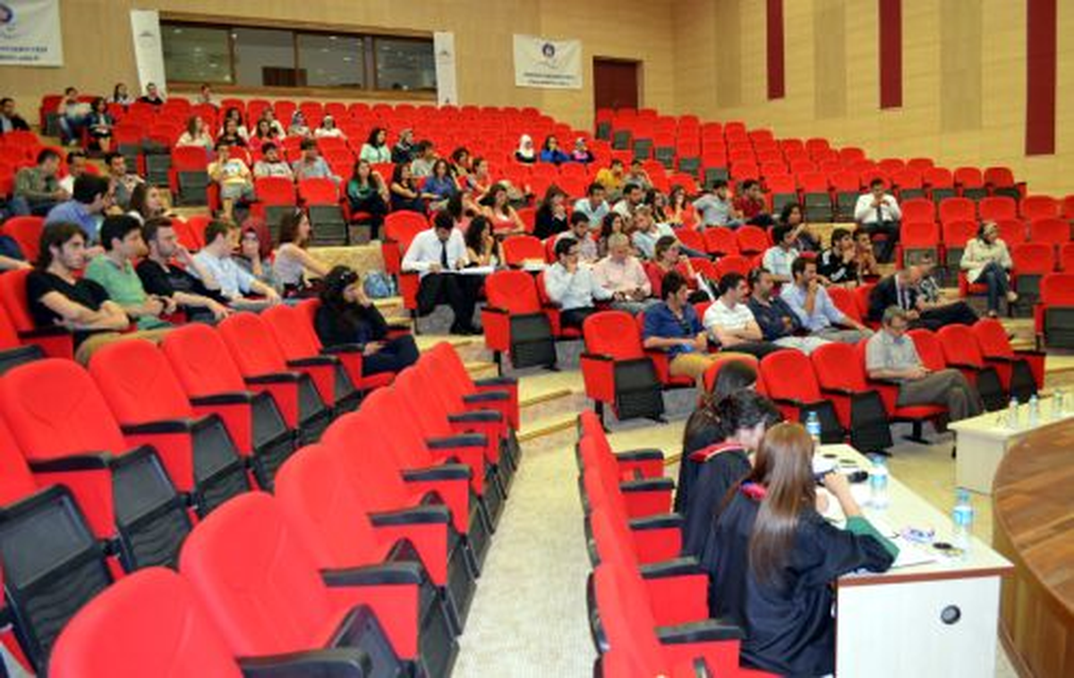 Hukuk Öğrencileri Kurgusal Duruşmada Yarıştı