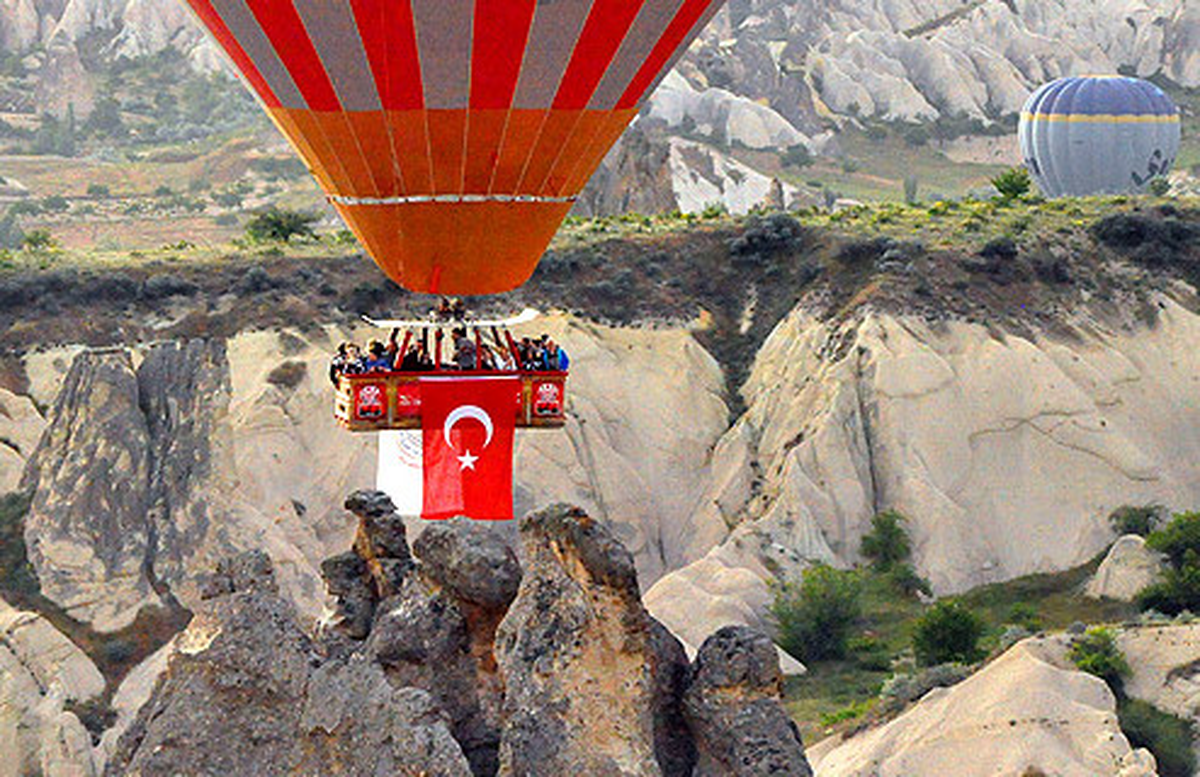 Kapadokya\'da Türk Bayraklı Balon Şöleni