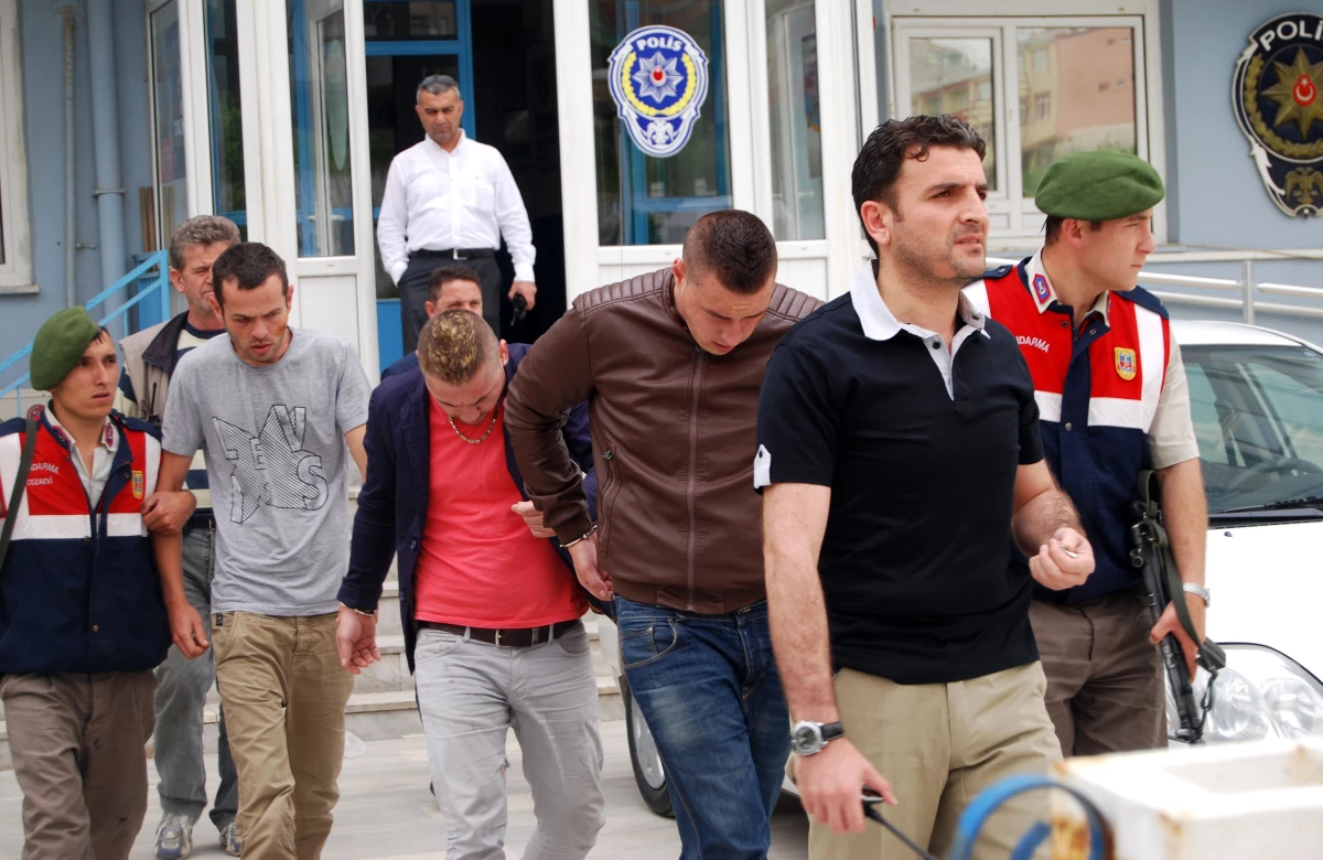 Kavga İhbarına Giden Polisler Soyguncuları Yakaladı