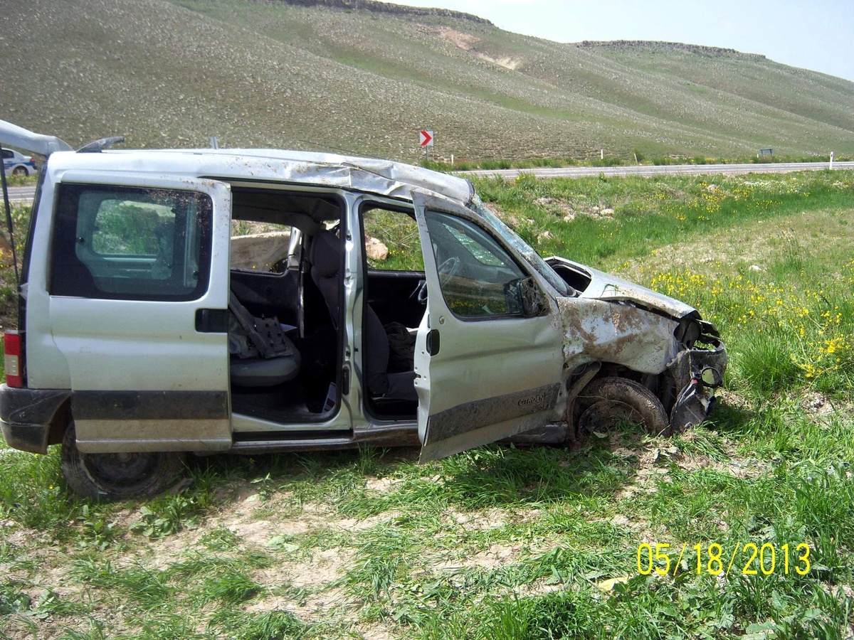Kediye Çarpan Kamyonet Takla Attı: 1 Yaralı