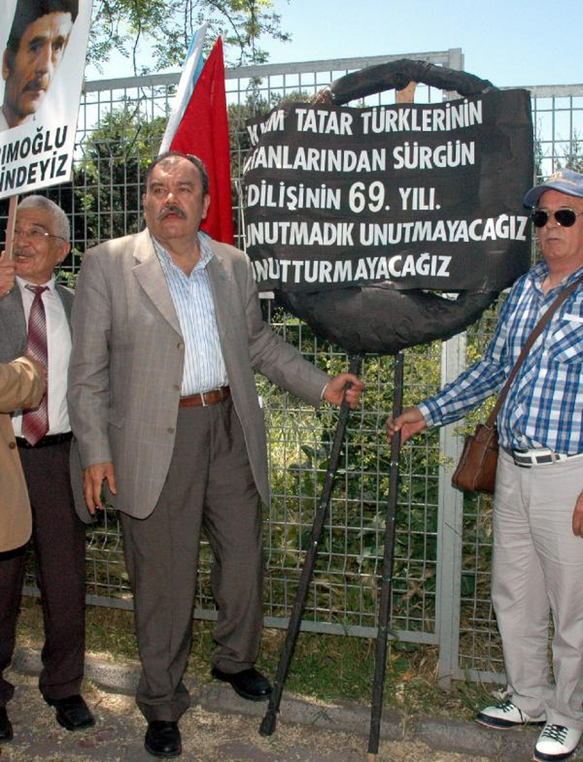 Kırım Türkleri Ukrayna Başkonsolosluğu Önüne Siyah Çelenk Bıraktı