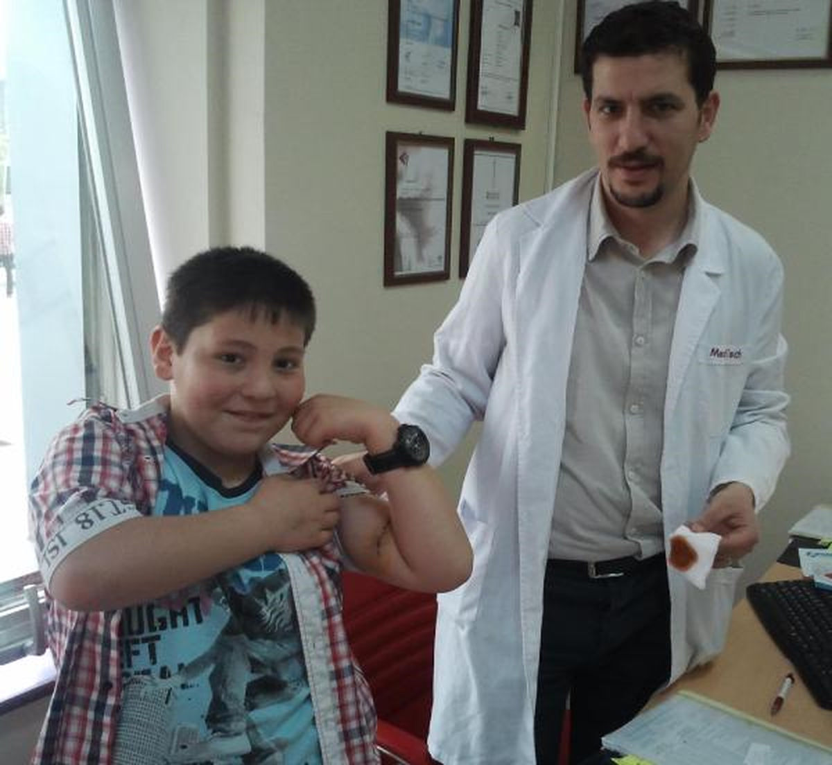 Koluna Saplanan Kapı Kolu Ameliyatla Çıkarıldı