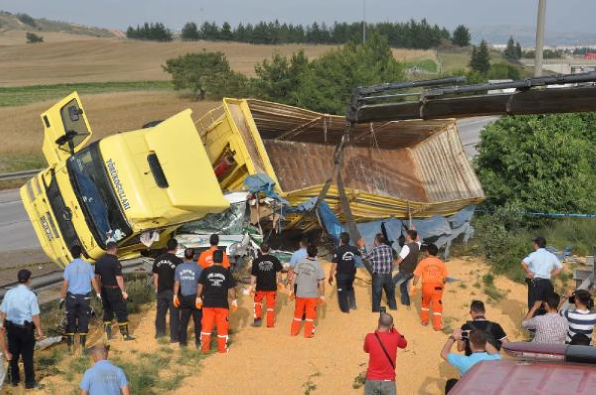 TIR, Kamyonetin Üzerine Devrildi