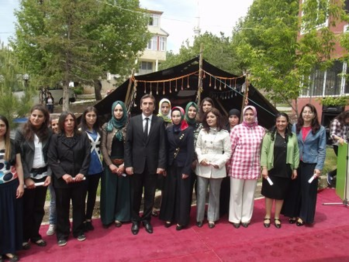 Nurhak Hem, Yılsonu Sergisi Açtı