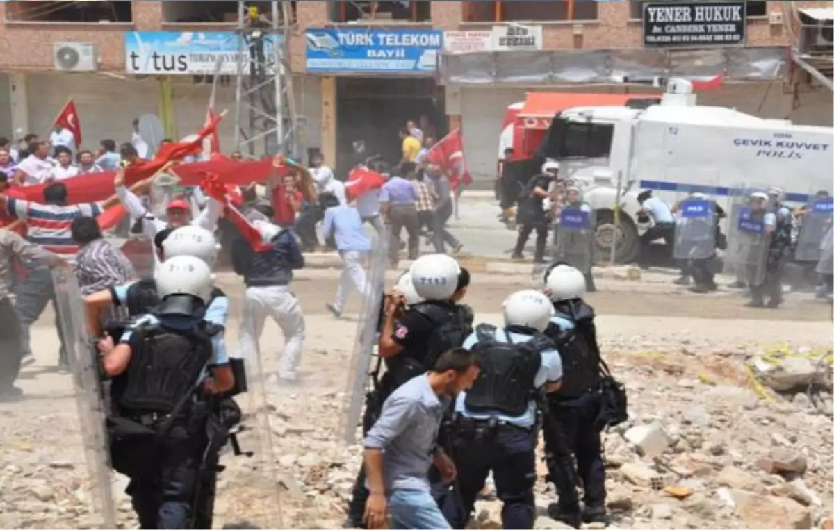 Reyhanlı\'da Yürüyüş Yapan Gruba Gaz Bombalı Müdahale