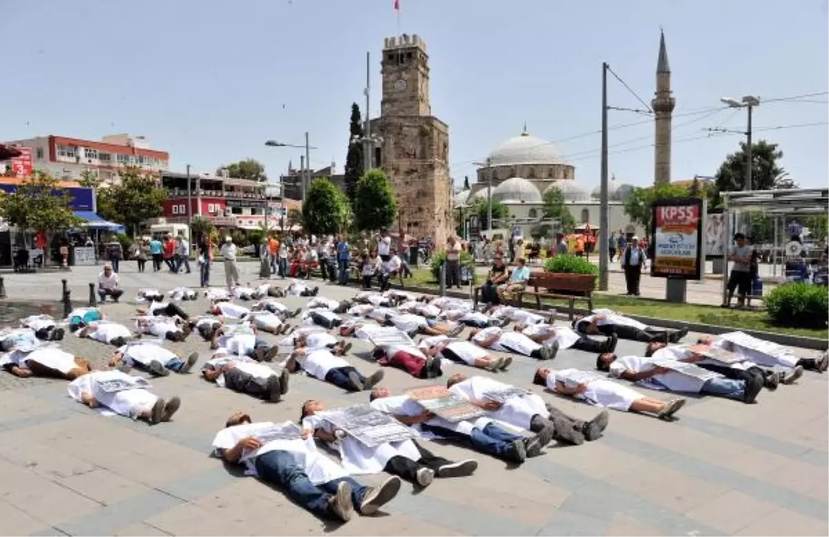 Reyhanlı Saldırısı İçin Kefenli Protesto