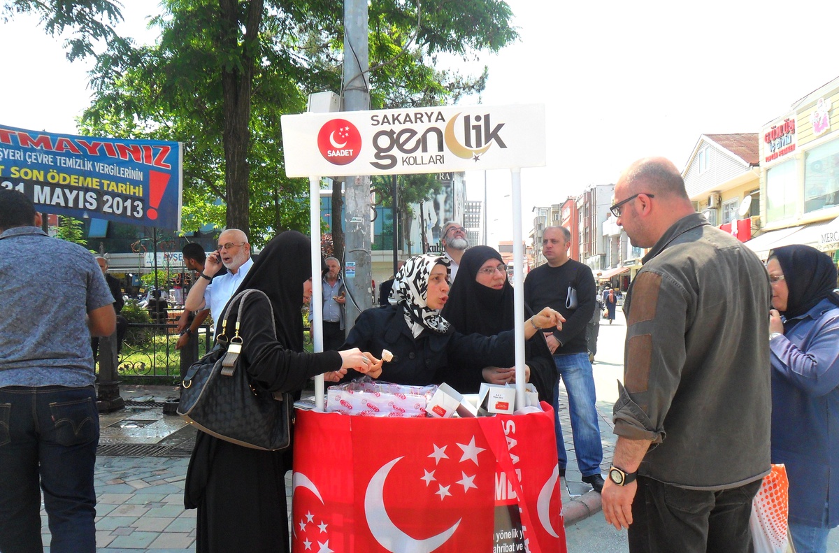 Saadet Partisi İl Kadın Kolları Lokum Dağıttı