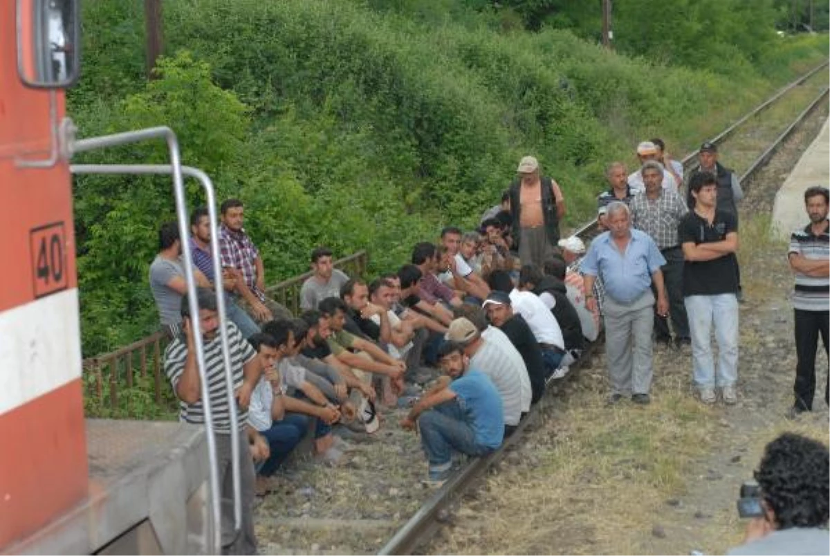 Tren Yayaya Çarptı, Köylüler Yolu Kapattı