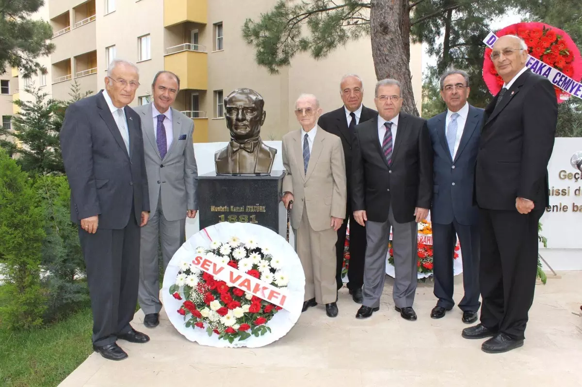 Urla Yaşam\'ın Bahçesi Atatürk Büstü ile Şereflendi