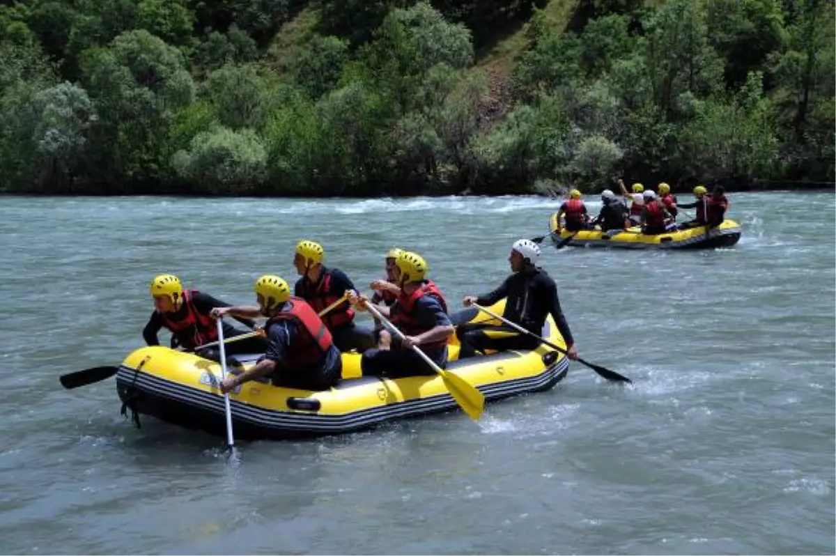 Munzur Çayı\'nda Rafting