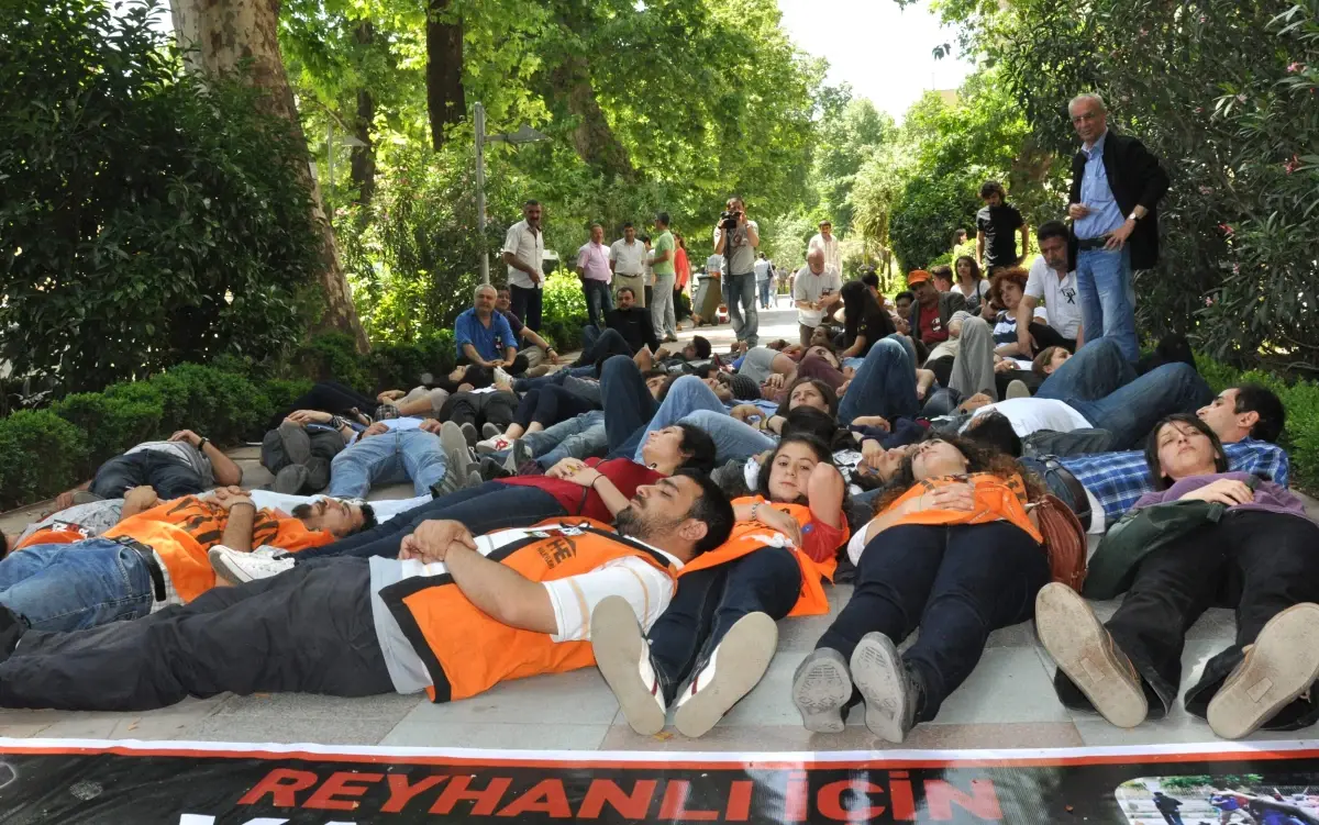 Yere Yatarak Reyhanlı Saldırısını Protesto Ettiler