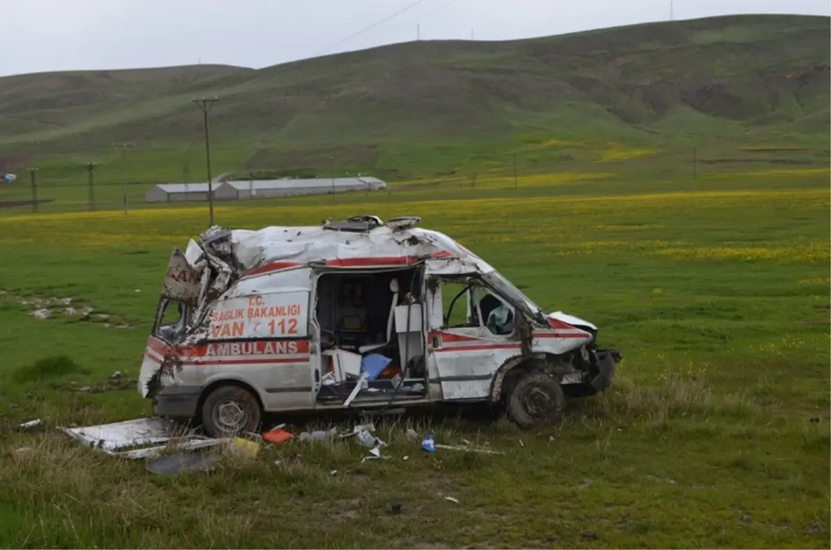 Ambulans Şarampole Yuvarlandı: 4 Yaralı