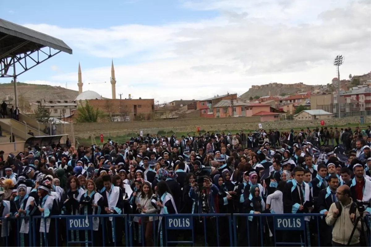 Bayburt Üniversitesi\'nde Mezuniyet Coşkusu