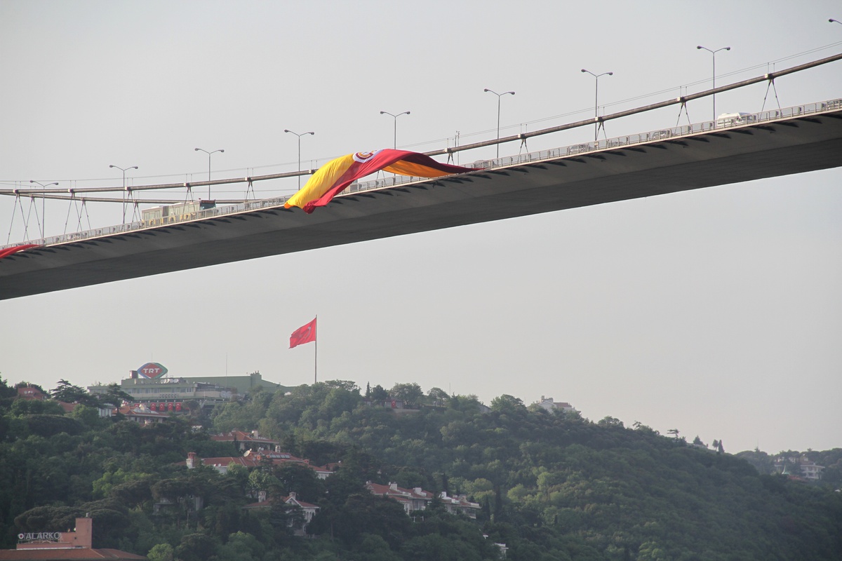 Boğaziçi Köprüsü'ne Galatasaray Bayrağı Asıldı