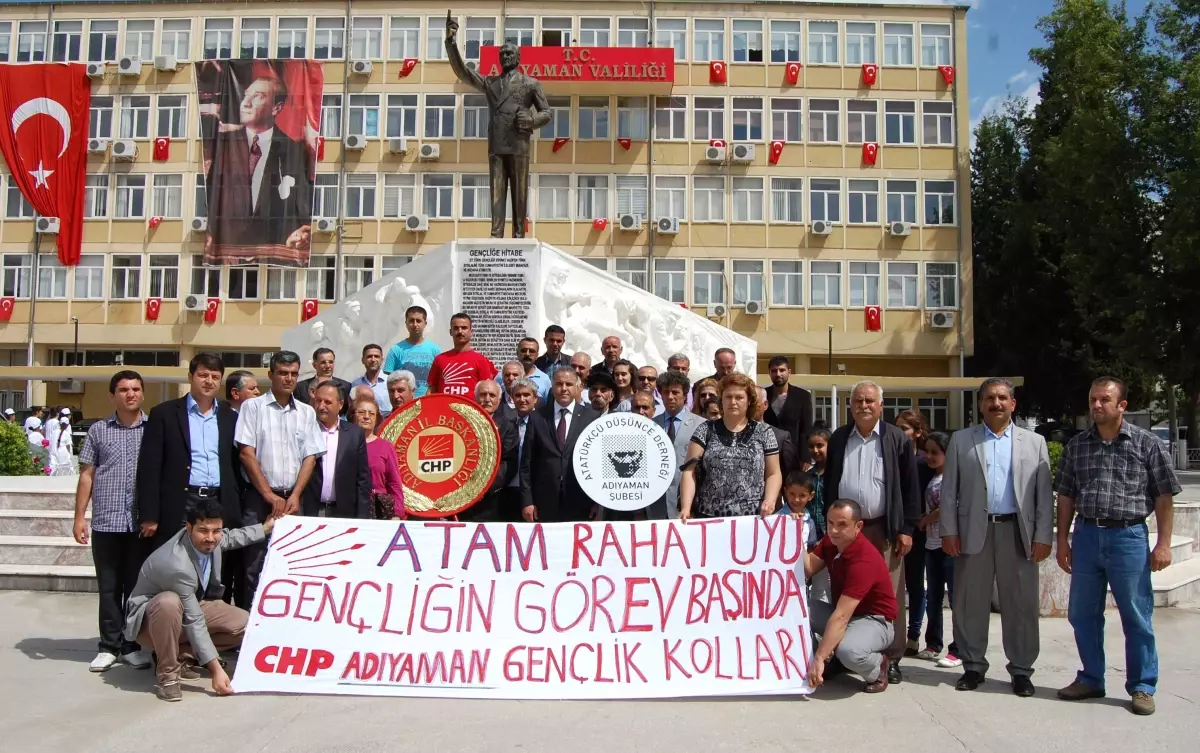 CHP Atatürk Büstüne Çelenk Bıraktı