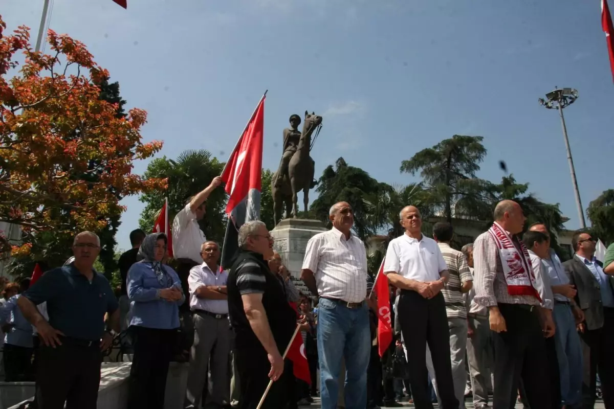 CHP\'liler Atatürk Anıtı\'na Çelenk Bıraktı