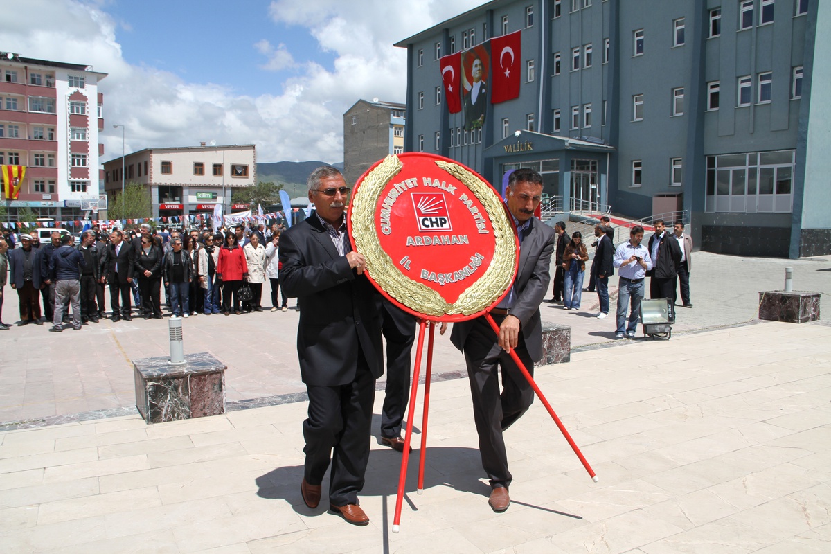 CHP'liler Atatürk Anıtı'na Çelenk Bıraktı