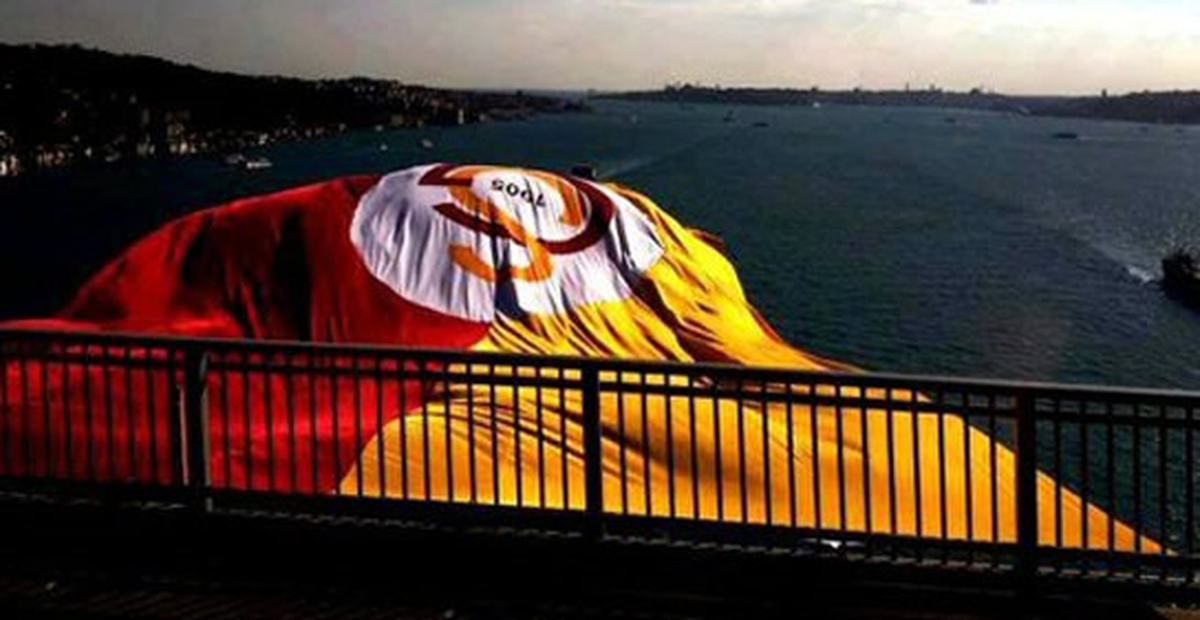 Dev Bayraklar Köprülerde