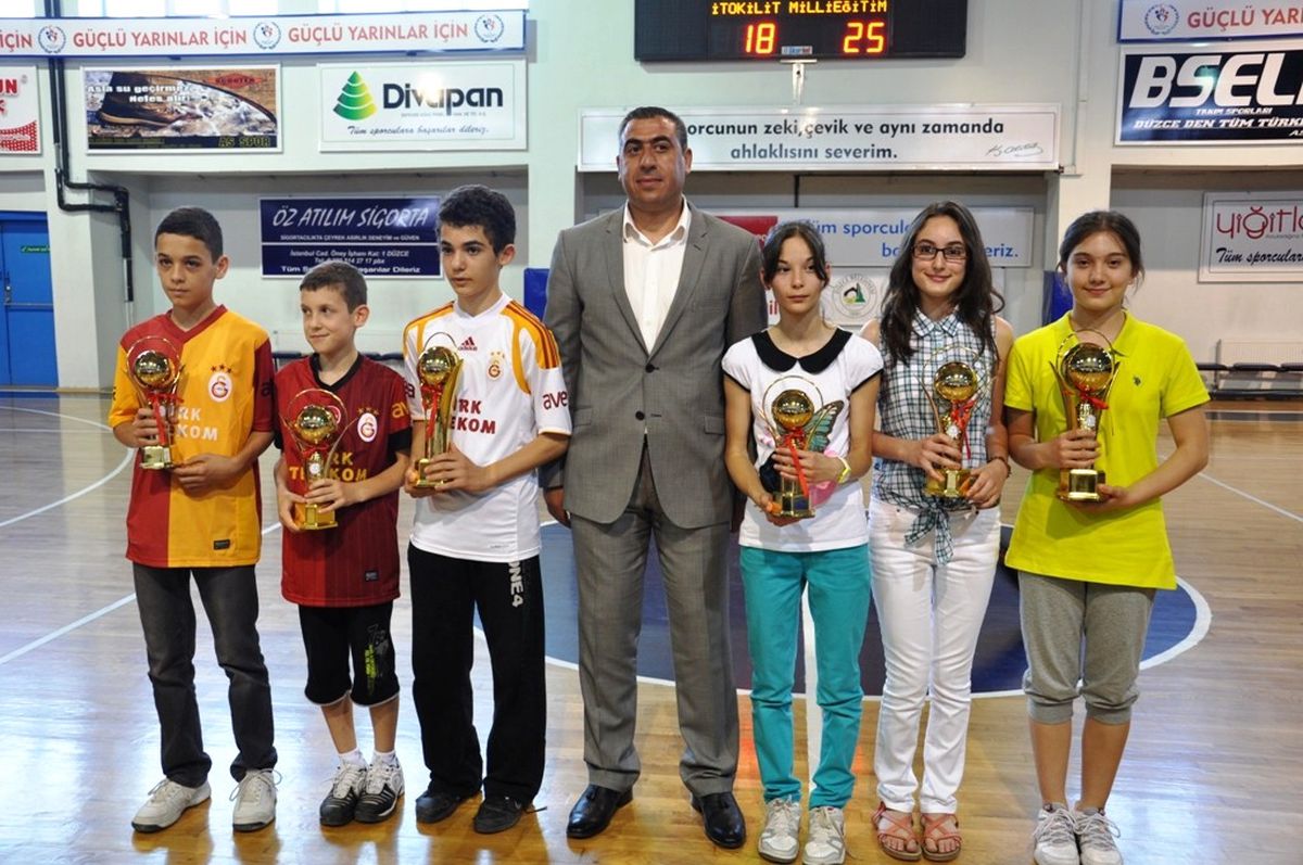 Düzce'de 19 Mayıs Tenis Turnuvası Nefes Kesti