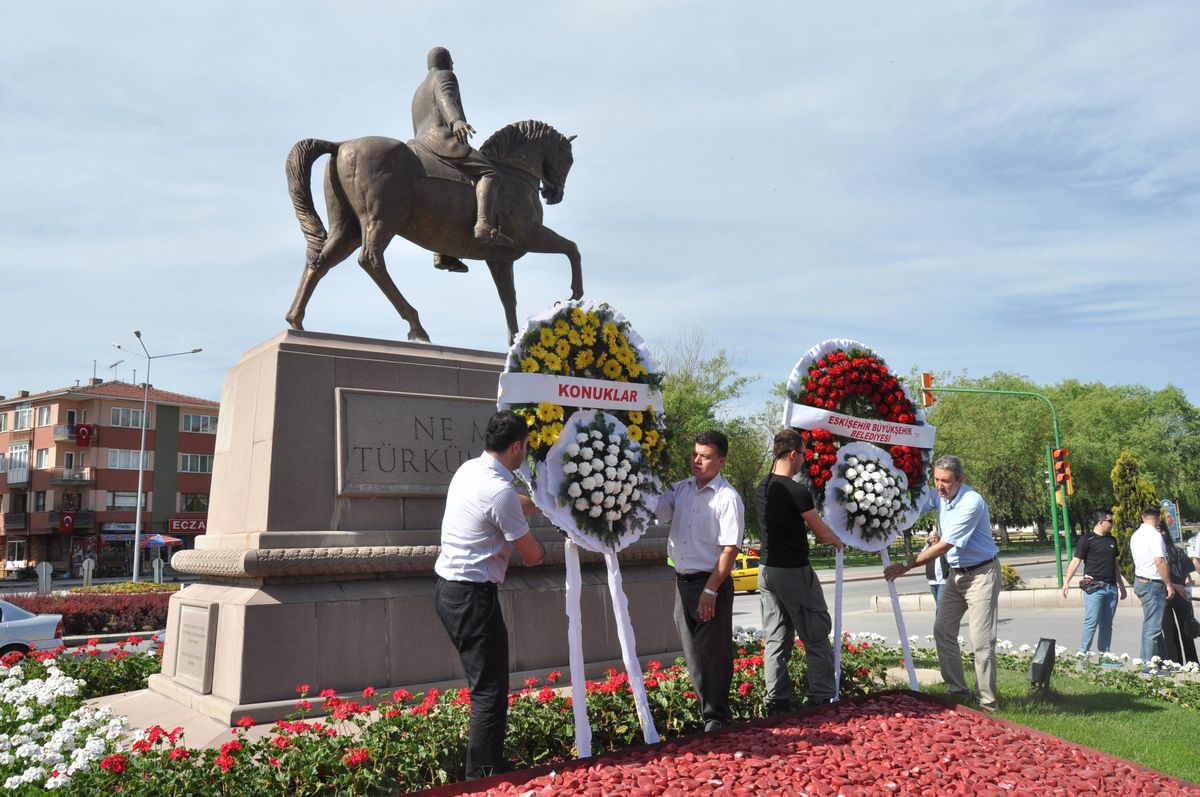 Eskişehir\'de Ünlüler Atatürk Anıtına Çelenk Koydu