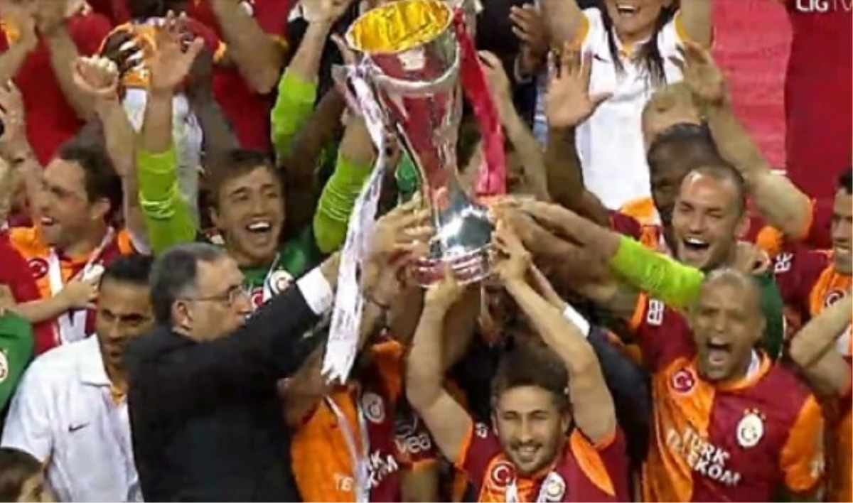 Galatasaray\'a Şampiyonluk Kupasını Tff 1. Başkan Vekili Ufuk Özerten Verdi