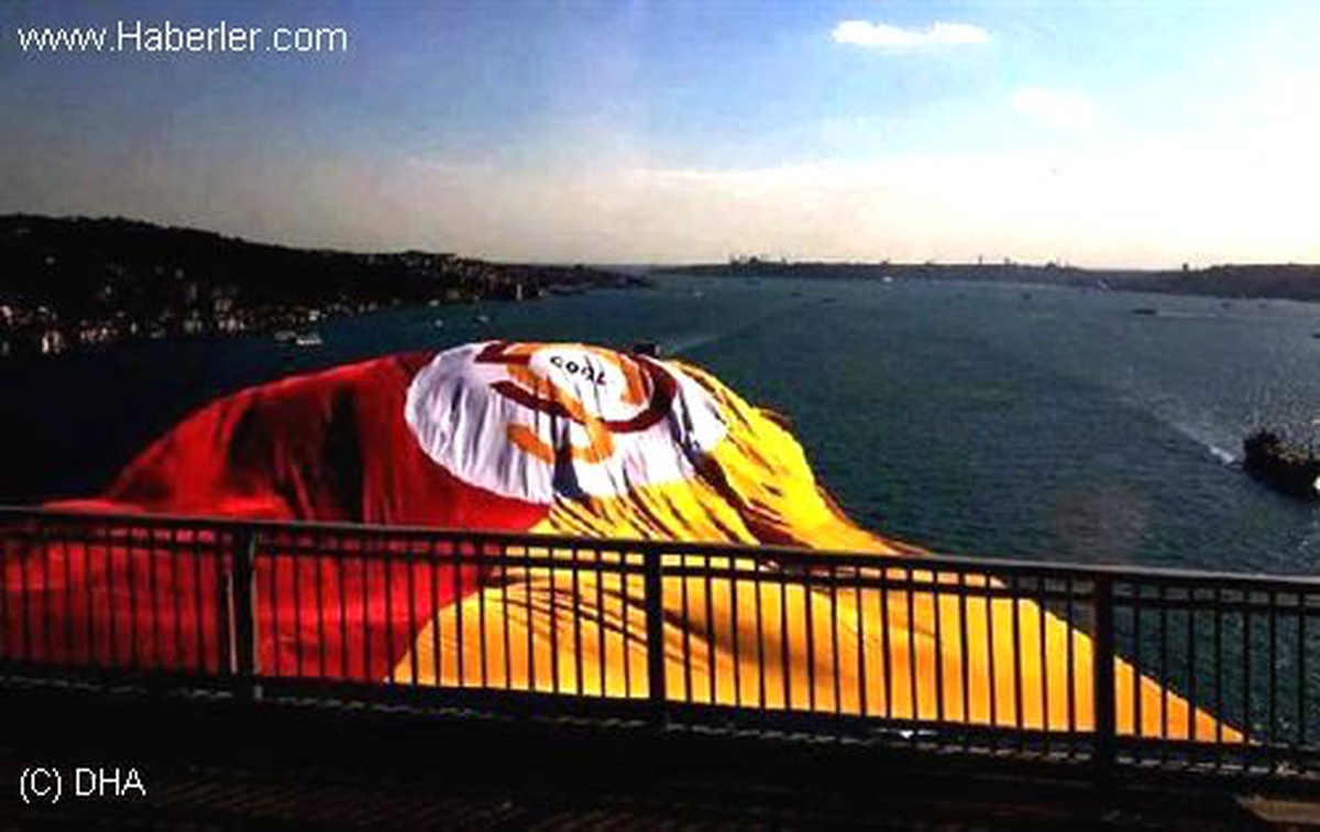 Galatasaray Bayrakları Fsm ve Boğaziçi Köprülerine Asıldı