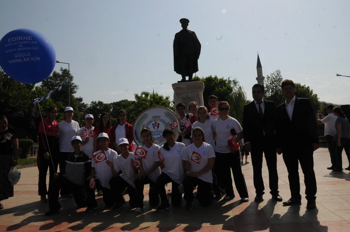 Gençlik ve Spor Bayramı Atatürk Anıtında Yapılan Törenle Kutlandı