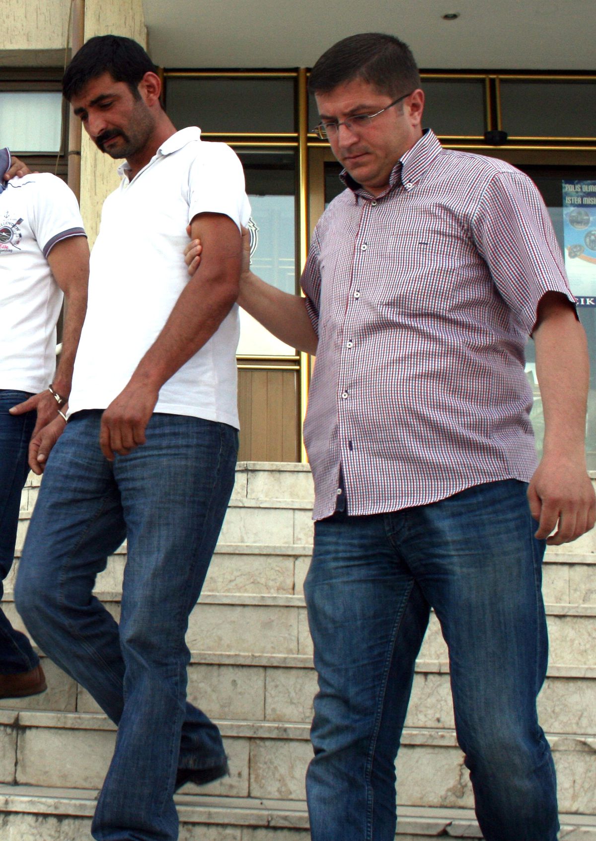 İzmir\'deki Cinayetin Zanlısı Barda Yakalandı