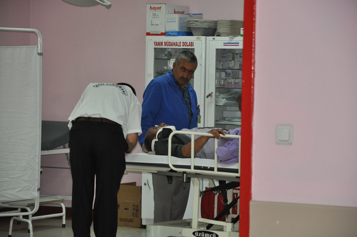 Minibüs ile Tır Çarpıştı: 3 Yaralı
