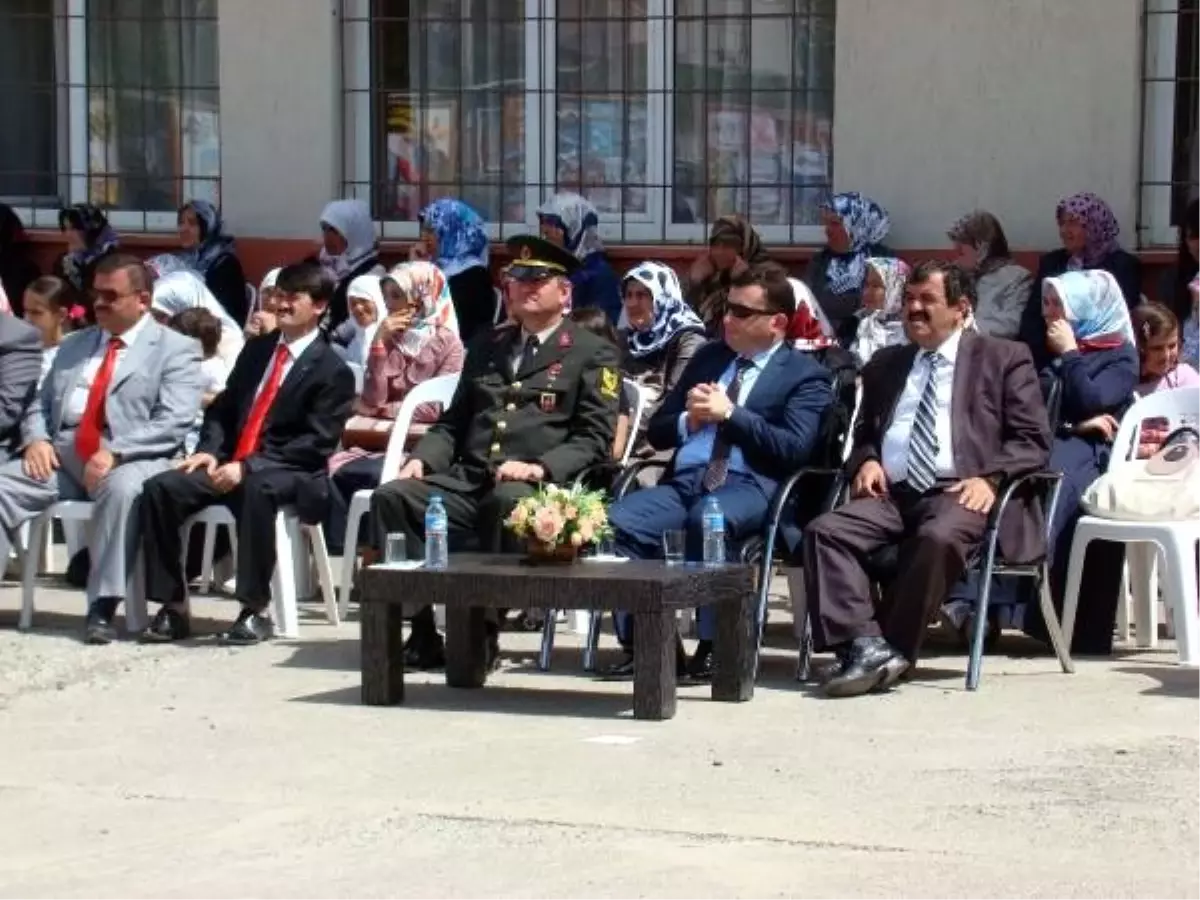 Okul Bahçesinde 19 Mayıs