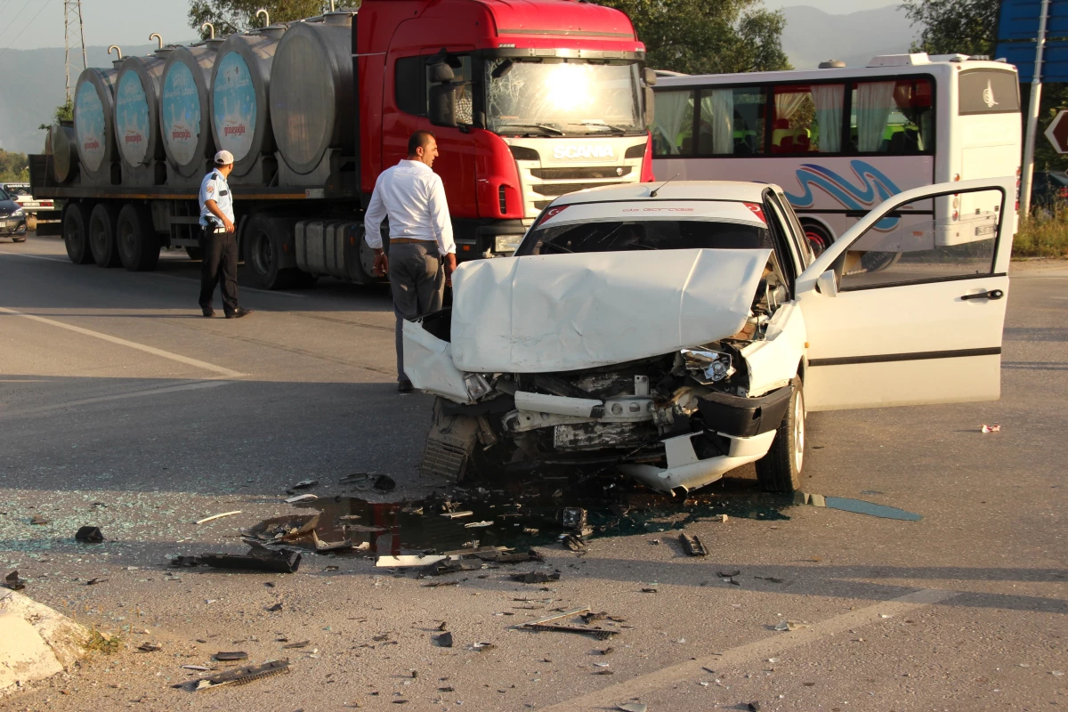 Sakarya\'da Trafik Kazası: 12 Yaralı