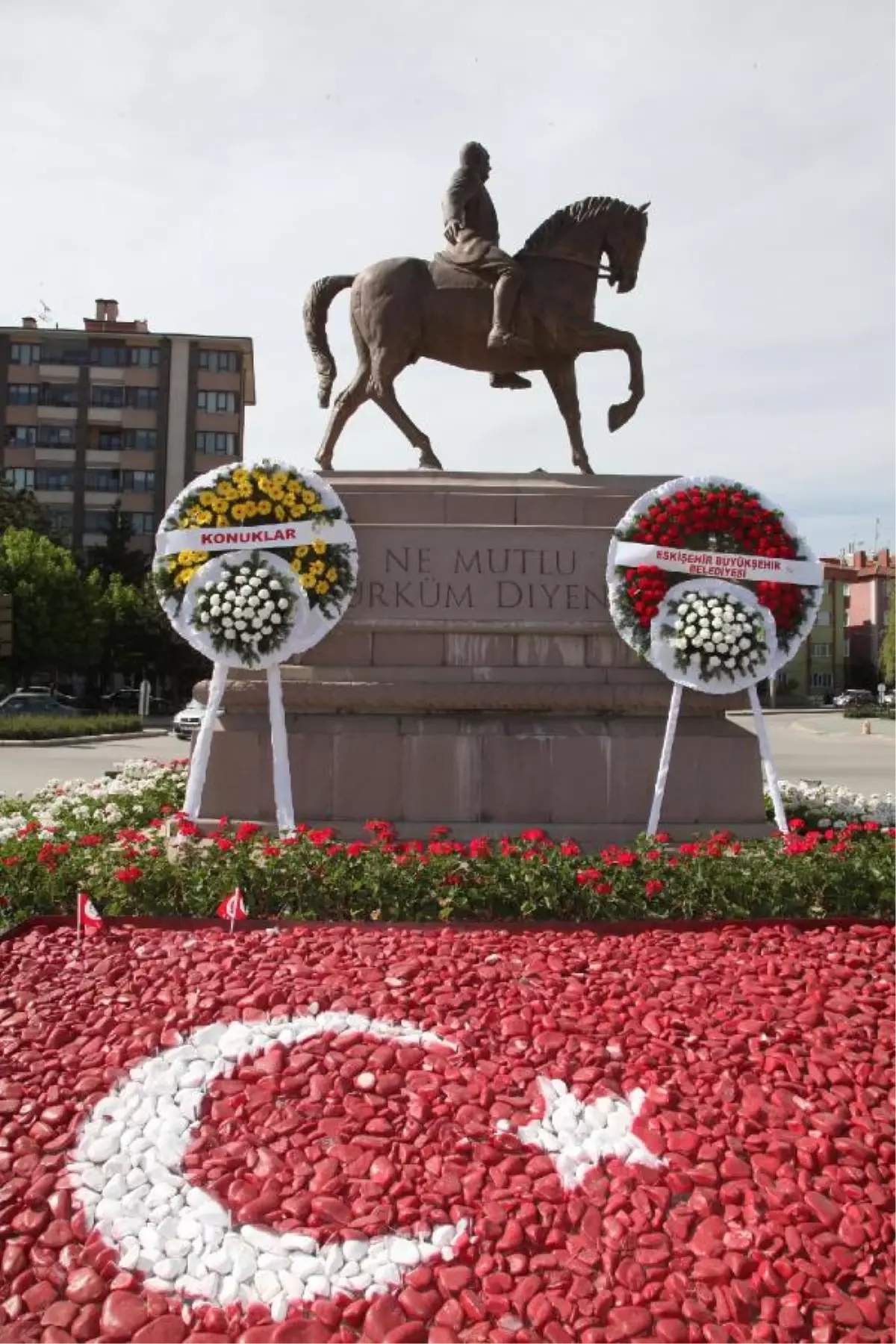 Sanatçılar Atatürk Heykeli Önünde Saygı Duruşunda Bulundu