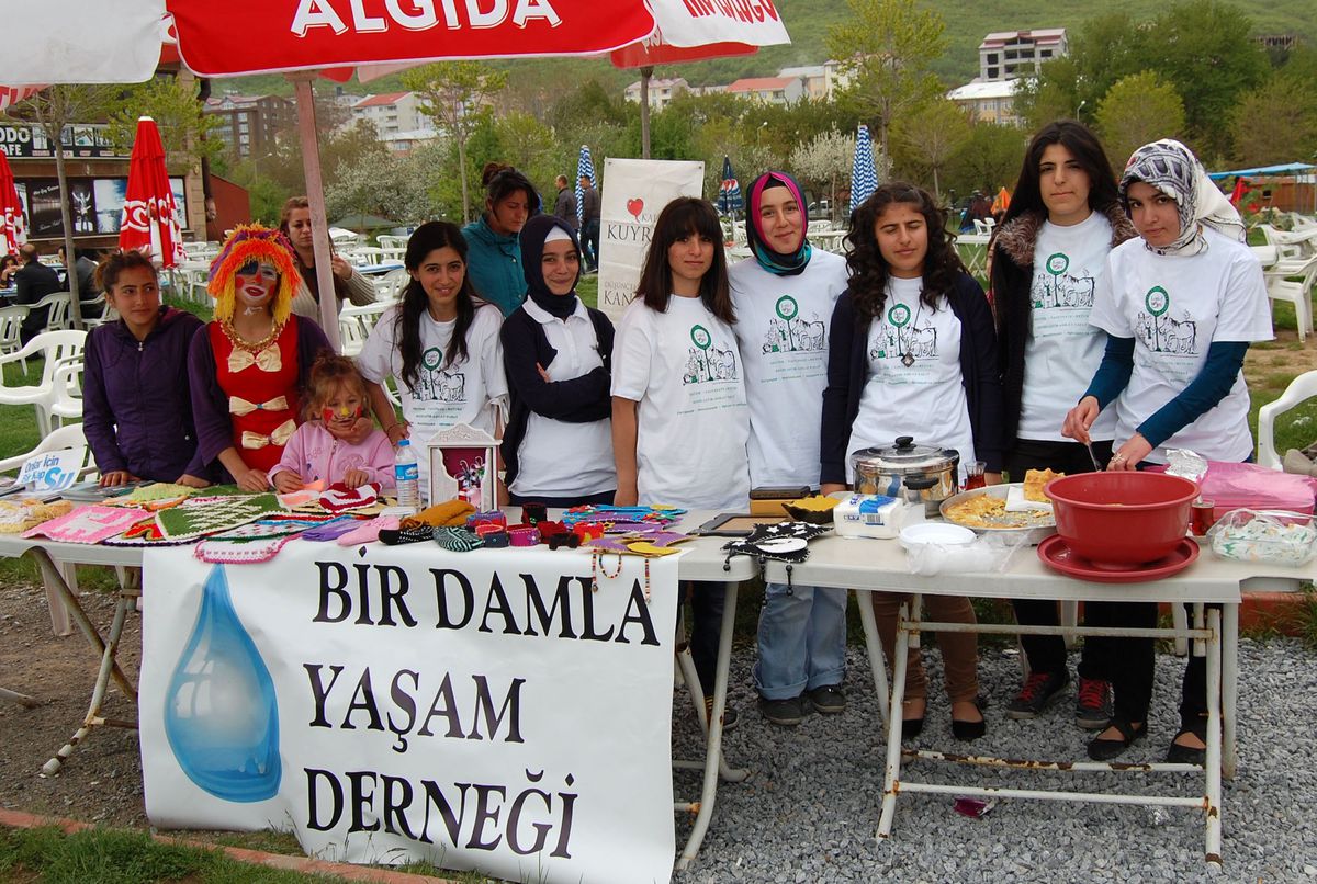 Sokak Hayvanları İçin Kermes Düzenlediler