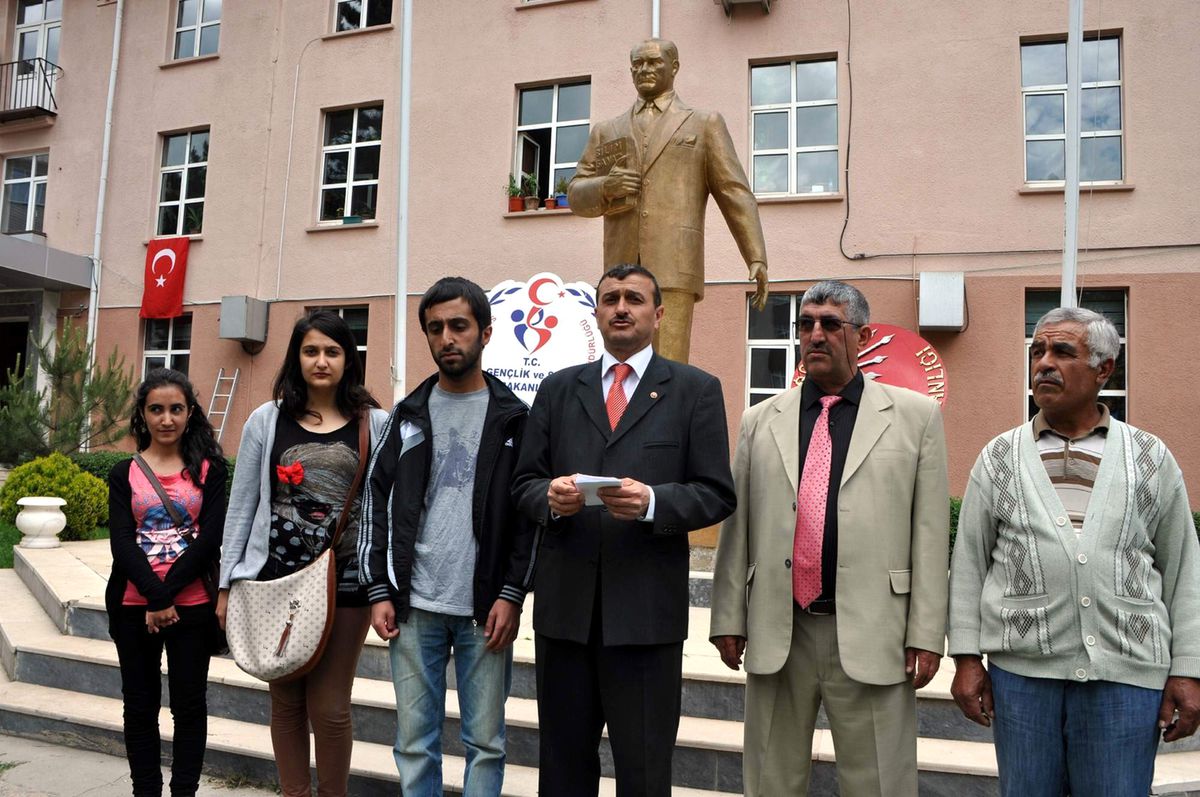 Suşehri'nde CHP Atatürk Anıtına Çelenk Koydu