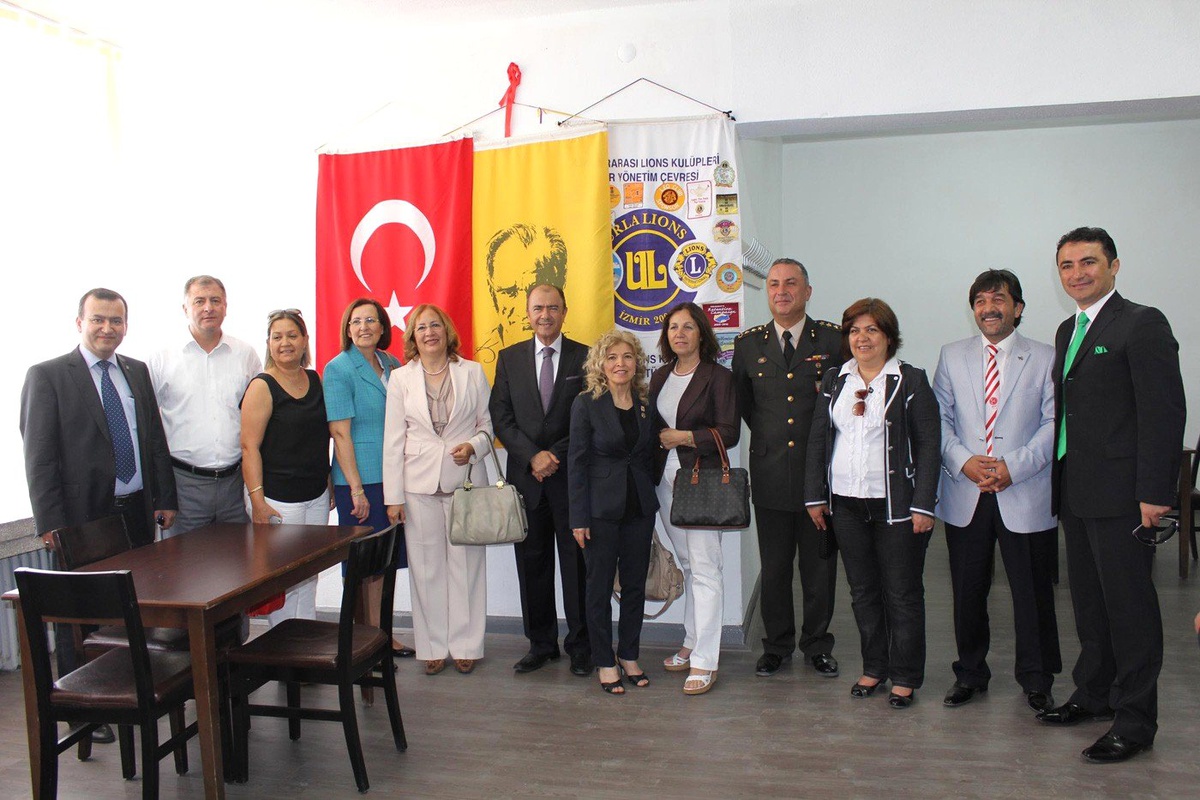 Urla Lions Kulübü\'nden Anadolu Lisesi\'ne Kütüphane