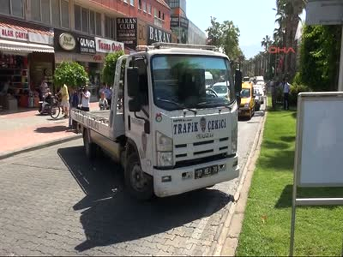 Bomba Sanılan Valizden Giyecek ve Broşür Çıktı
