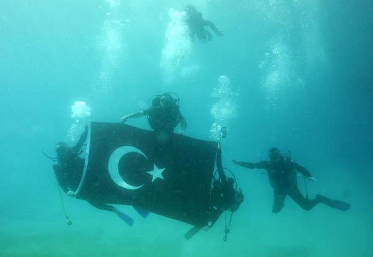 Bayramı Su Altında Bayrak Açarak Kutladılar