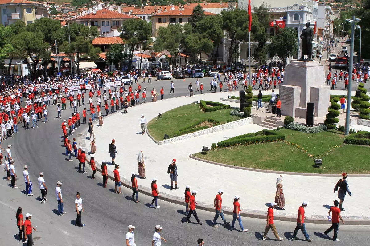 Bin 500 Üniversiteli Zeybek Oynadı