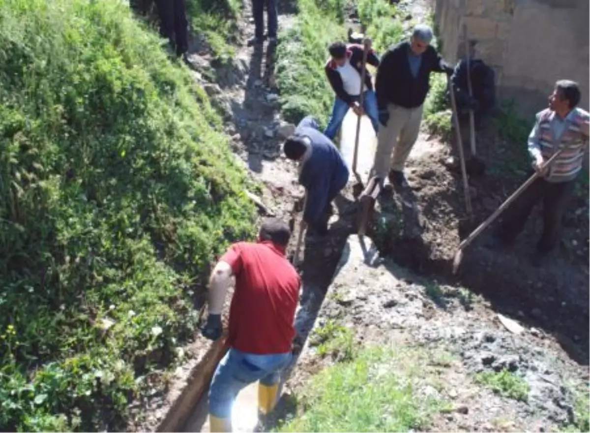 Bitlis\'te Kanal Temizleme Çalışmaları