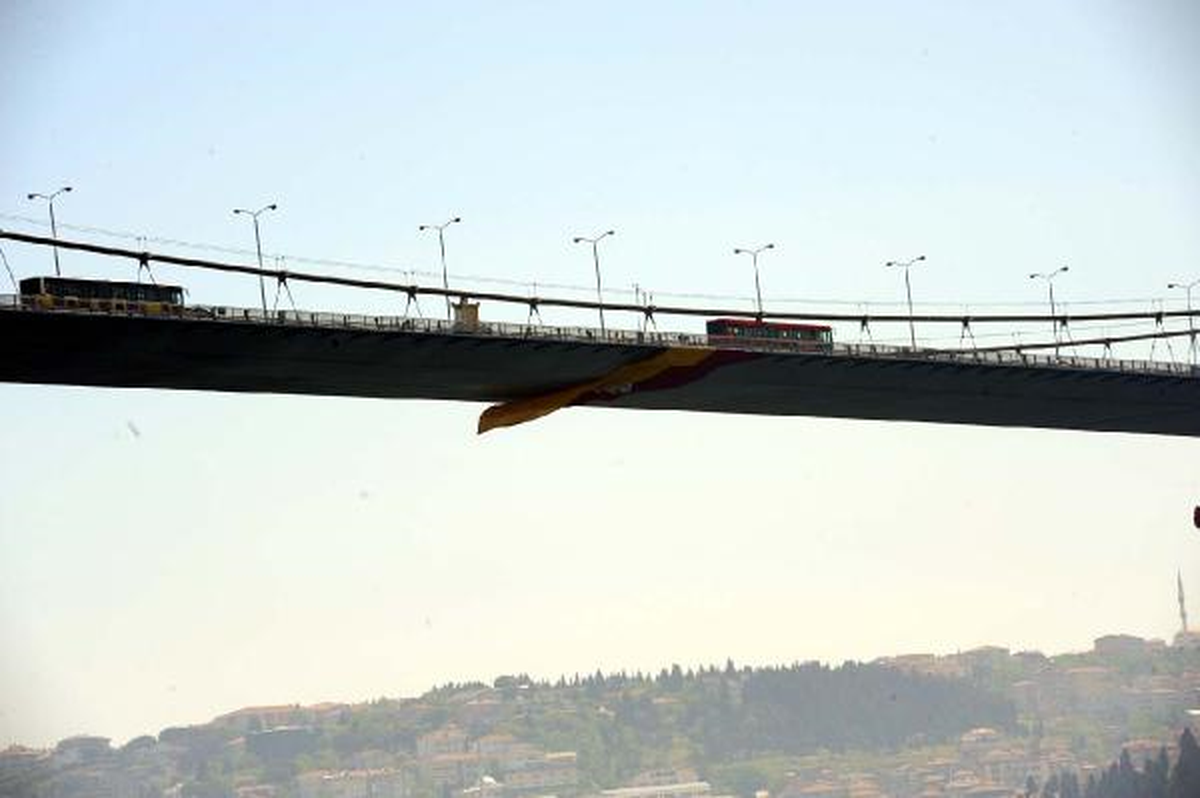 Boğaz Köprüsü\'ne Galatasaray Bayrağı Asıldı